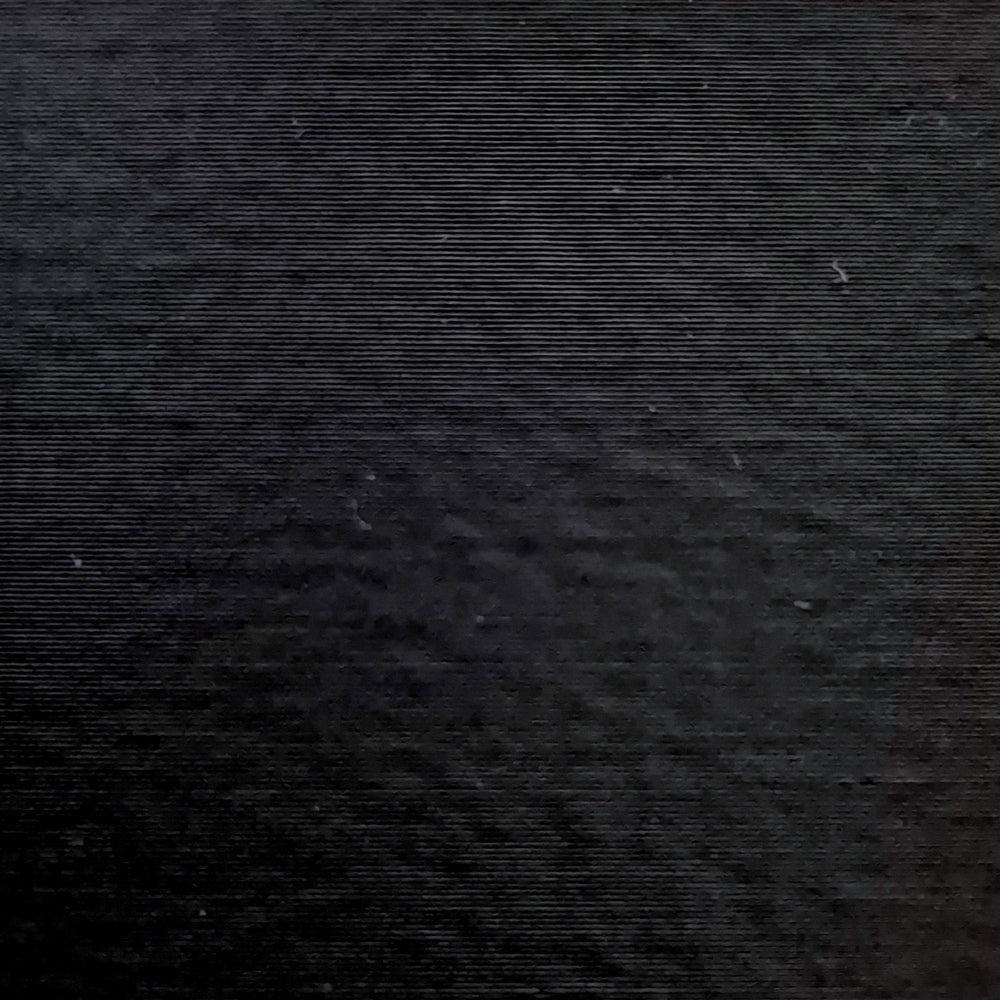 Sort 3D farveprøve – dyb, mat nuance anvendt i bæredygtigt dansk design som vaser, lysestager og sæsonpynt.