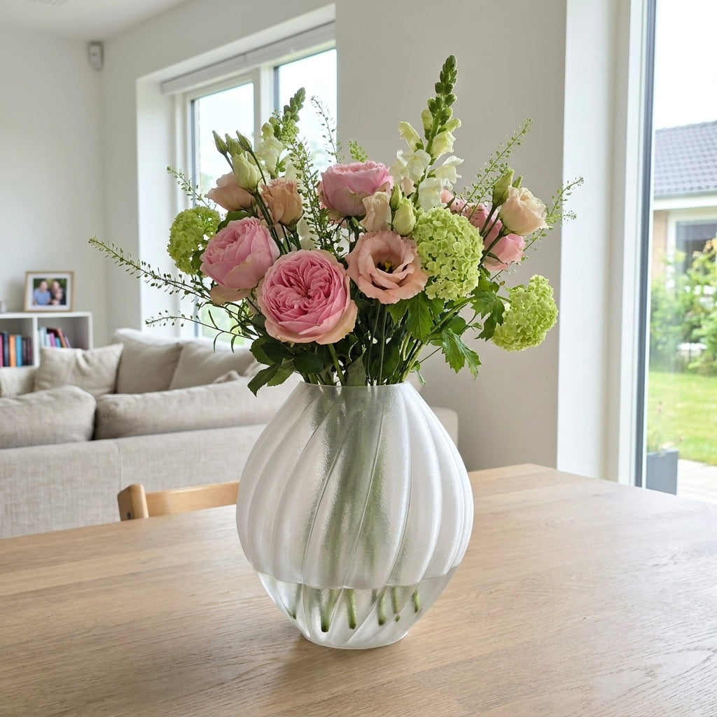 Swirl vase med frisk blomster på spisebordet - Dansk design af Hartli