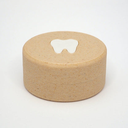 Packshot af lille tandfe æske til mælketænder, set forfra med låg og tandmotiv på toppen