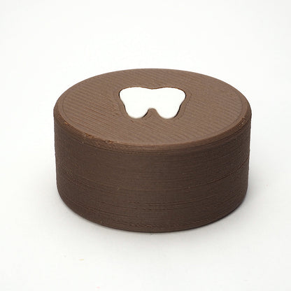 Packshot af lille tandfe æske til mælketænder, set forfra med låg og tandmotiv på toppen